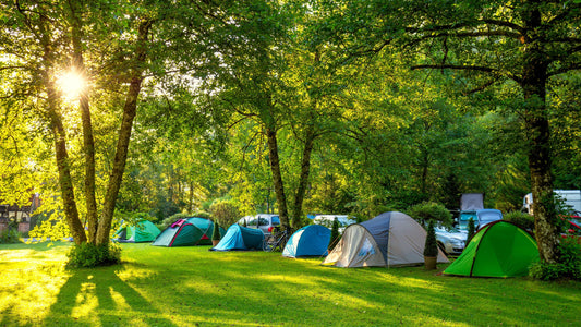 Camping: 5 articole esențiale pentru o aventură reușită în natură